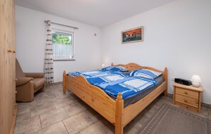 2 bedrooms, iron/ironing board, free WiFi, bed sheets