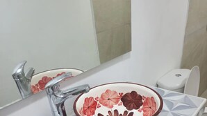 スタンダード ダブルルーム | バスルーム | シャワー、レインフォールシャワー、タオル、トイレットペーパー