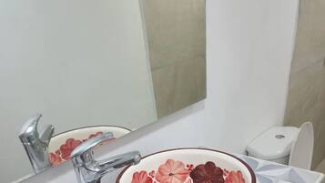 Habitación doble estándar | Baño | Regadera, regadera tipo lluvia, toallas, papel de baño