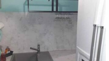 Een koelkast, een oven, een kookplaat, een vaatwasser