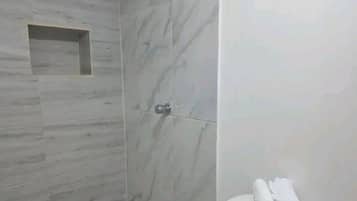 Habitación estándar | Baño | Regadera, regadera tipo lluvia, secadora de cabello
