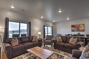 Una Smart TV, una chimenea, una mesa de tenis de mesa