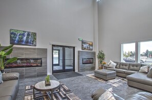 Una Smart TV, una chimenea, una mesa de tenis de mesa