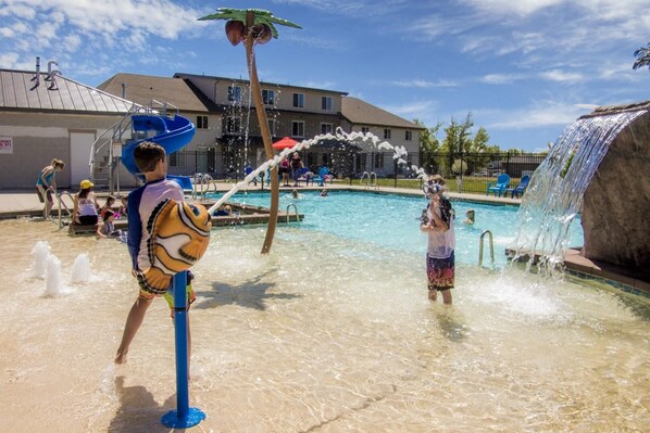 Una piscina cubierta, una piscina climatizada
