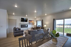 Smart TV, fireplace, ping pong