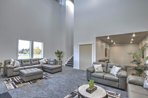 Smart TV, fireplace, ping pong