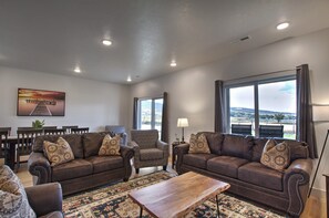 Smart TV, fireplace - Brand New 3 Bed-Sleeps 12 with indoor pool/Rec Center at Waterdance (Garden City)