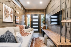 TV - Shipyard 2.0 | Hot Tub, Waterfall with Daybed, Fire Pit + Hammock! (Columbus)