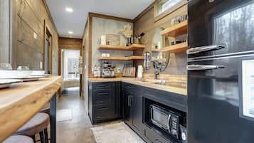 Réfrigérateur, micro-ondes, plaque de cuisson, cafetière/bouilloire