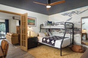 2 slaapkamers, een bureau, een strijkplank/strijkijzer, reisbedje