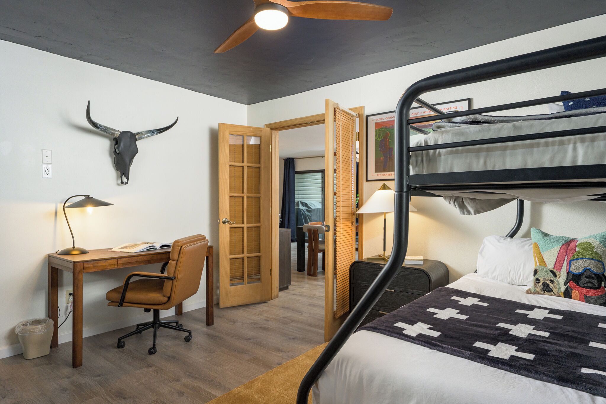 2 soverom, skrivebord, strykejern/-brett og reiseseng for barn