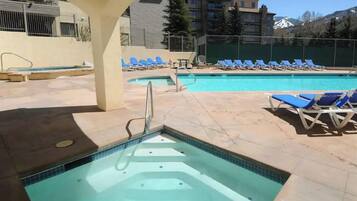 Et oppvarmet basseng