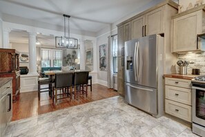 冰箱、微波炉、烤箱、炉灶