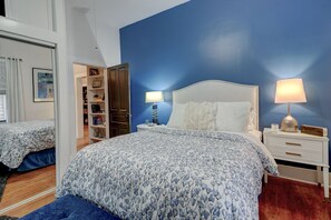 3 slaapkamers, een bureau, een strijkplank/strijkijzer, reisbedje