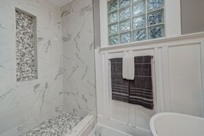 Badewanne, Haartrockner, Handtücher, Seife