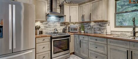 Een koelkast, een microgolfoven, een oven, een kookplaat