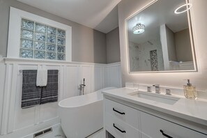 Een bad, een haardroger, handdoeken, zeep