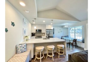 Interior - Modern Chic Cozy ★ Beautiful Newly Renovated Home 5 min from The Domain (Austin)