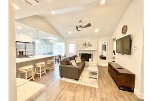 Living area - Modern Chic Cozy ★ Beautiful Newly Renovated Home 5 min from The Domain (Austin)