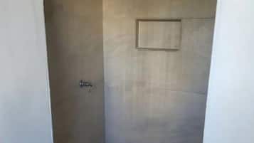 Habitación estándar | Baño | Regadera, regadera tipo lluvia, secadora de cabello, toallas