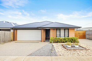 Exterior - Spacious modern dog & family friendly home, close to the beach (St Leonards)