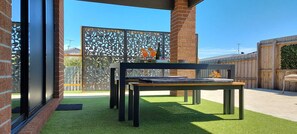 Outdoor dining - Spacious modern dog & family friendly home, close to the beach (St Leonards)