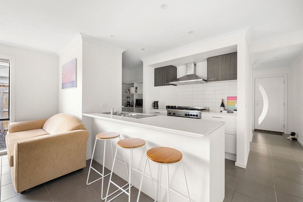 Kitchen with breakfast bar