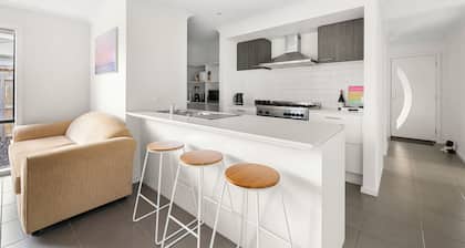 Spacious modern dog & family friendly home, close to the beach