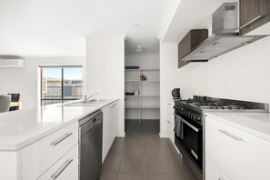 Fridge, microwave, oven, stovetop - Spacious modern dog & family friendly home, close to the beach (St Leonards)