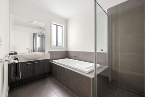 Badewanne, Haartrockner, Handtücher, Toilettenpapier