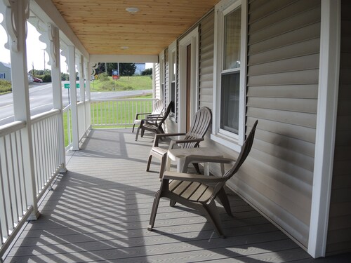 Alan's Corner - 4 bedroom / 4 bath, pool, less than 5 minutes to Dreams Park