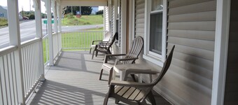 Alan's Corner - 4 bedroom / 4 bath, pool, less than 5 minutes to Dreams Park