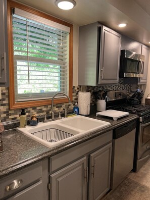 Frigorifero, microonde, forno, piano cottura