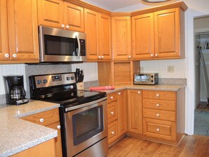 Frigorifero, microonde, forno, piano cottura