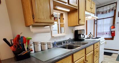 Charming 1st floor apt. in Milford, under 5 minutes to Dreams Park