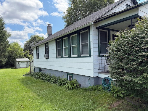 Apple Tree Oneonta NEW Renovation, Under 1 mile to All Star Village, 2 bdrm home