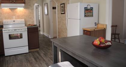 Apple Tree Oneonta NEW Renovation, Under 1 mile to All Star Village, 2 bdrm home