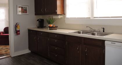 Apple Tree Oneonta NEW Renovation, Under 1 mile to All Star Village, 2 bdrm home