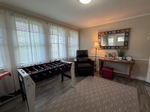 Apple Tree Oneonta NEW Renovation, Under 1 mile to All Star Village, 2 bdrm home