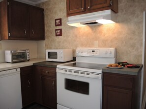 Refrigerador, microondas, horno, placa de cocina