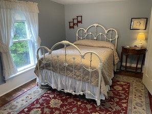 3 bedrooms, desk, iron/ironing board, free WiFi - Applewood - Pristine Farmhouse across the street from CDP (Milford)