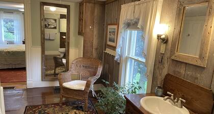 Applewood - Pristine Farmhouse across the street from CDP