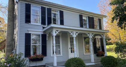 Applewood - Pristine Farmhouse across the street from CDP