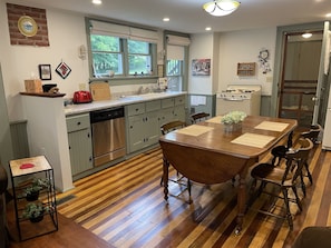 Fridge, microwave, oven, stovetop - Applewood - Pristine Farmhouse across the street from CDP (Milford)