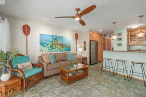 Apartment, 1 Queen-Bett und Schlafsofa (Kona Isle C38) | Wohnzimmer
