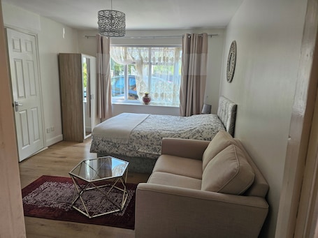 1 habitación, tabla de planchar con plancha, wifi gratis y ropa de cama