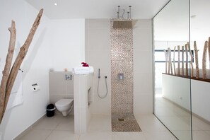 Badewanne, Haartrockner, Handtücher, Seife