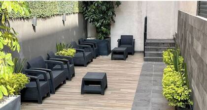 Contemporary 3-bedroom with Spacious Outdoor Patio