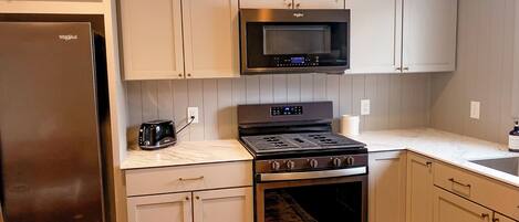 Een koelkast, een microgolfoven, een oven, een kookplaat