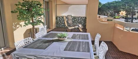 屋外ダイニングエリア